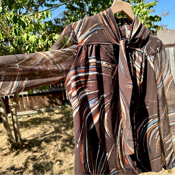 Vintage 1960s brown abstract tie blouse with sheer puffy sleeves - Picture 5 of 9